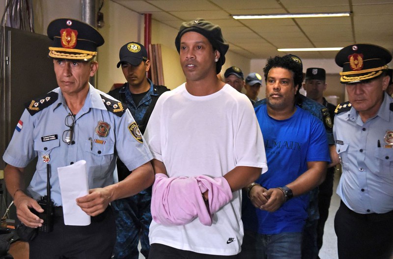 Ronaldinho, Ronaldinho bị bắt, hộ chiếu giả, rửa tiền, mafia, paraguay, Brazil, Barca