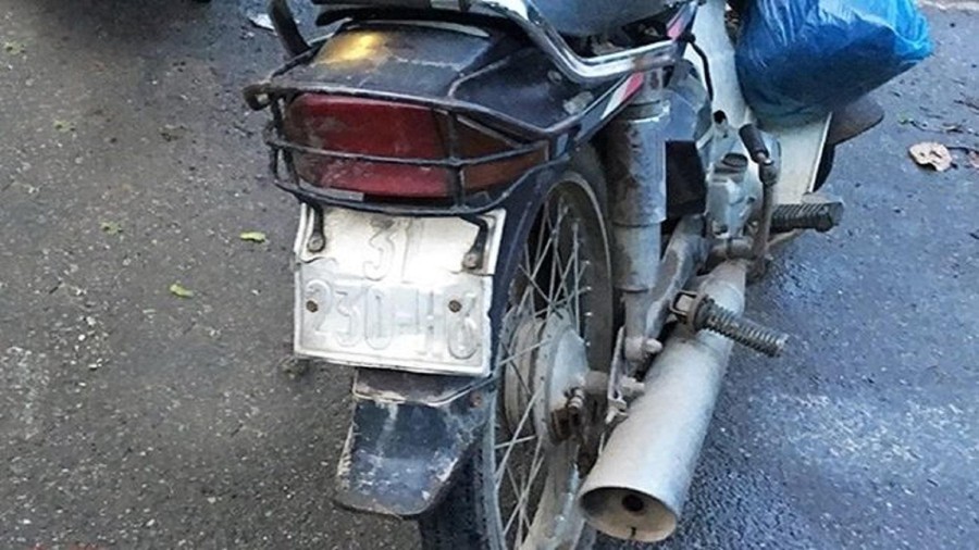 Biển số xe máy mờ, không rõ ràng.