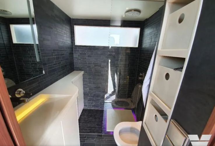 Phòng tắm trên chiếc xe ô tô Motorhome