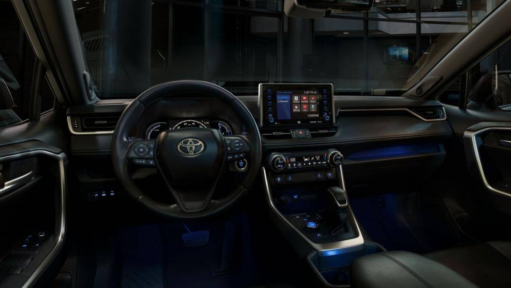 Tay lái và cần số trên Toyota RAV4