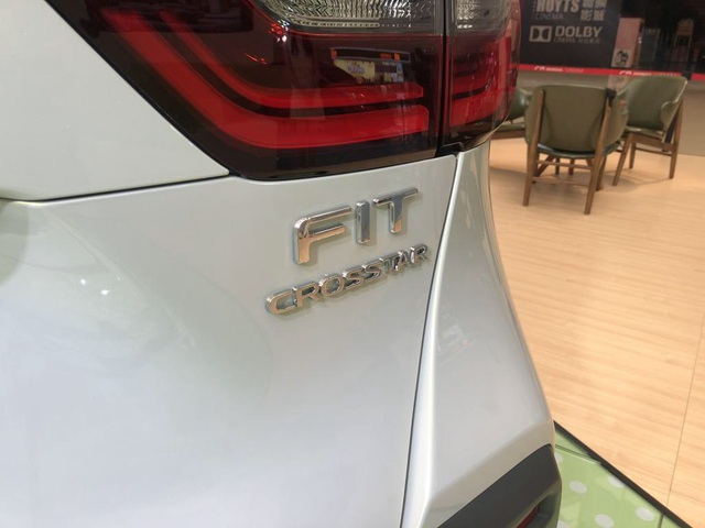 Đuôi xe Honda Jazz với logo FIT Crosstar