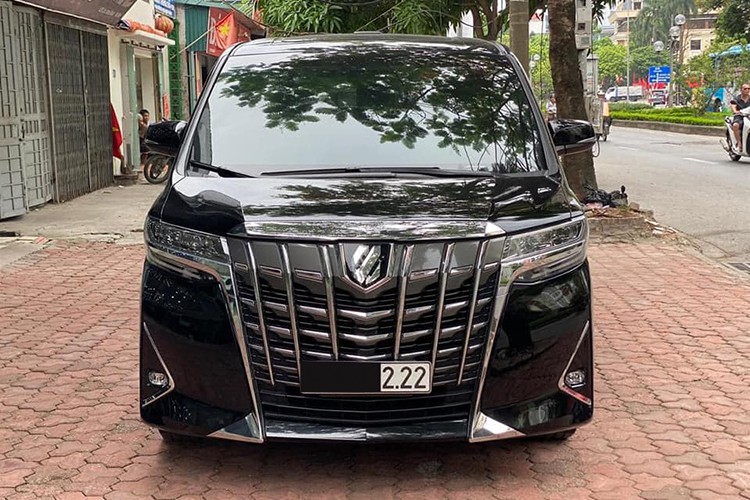 Ngoại thất chiếc Toyota Alphard Executive Lounge với những nâng cấp đáng kể