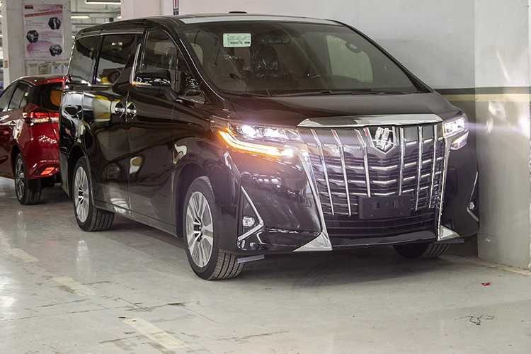 Chiếc Toyota Alphard phiên bản Executive Lounge có mức giá khoảng 4 tỷ đồng