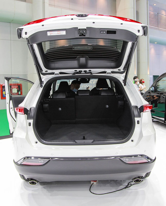Khoang hành lý Toyota Harrier 2021