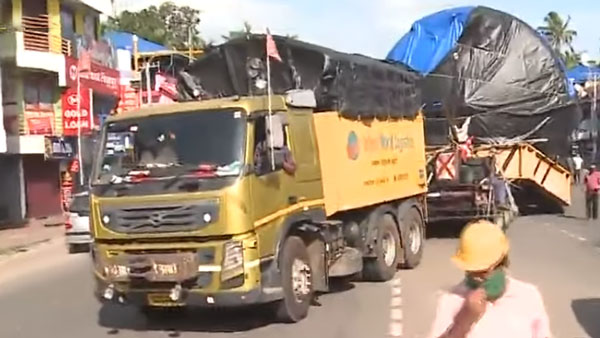 Chiếc Volvo FM chở thiết bị vũ trụ ở Ấn Độ