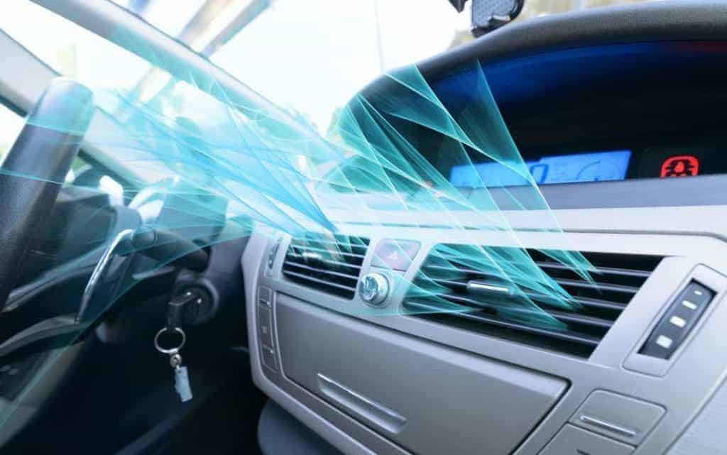 Bật điều hòa trong xe ô tô