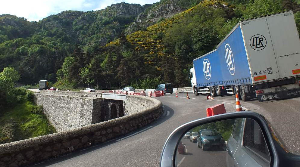 lái xe qua khu vực đồi núi