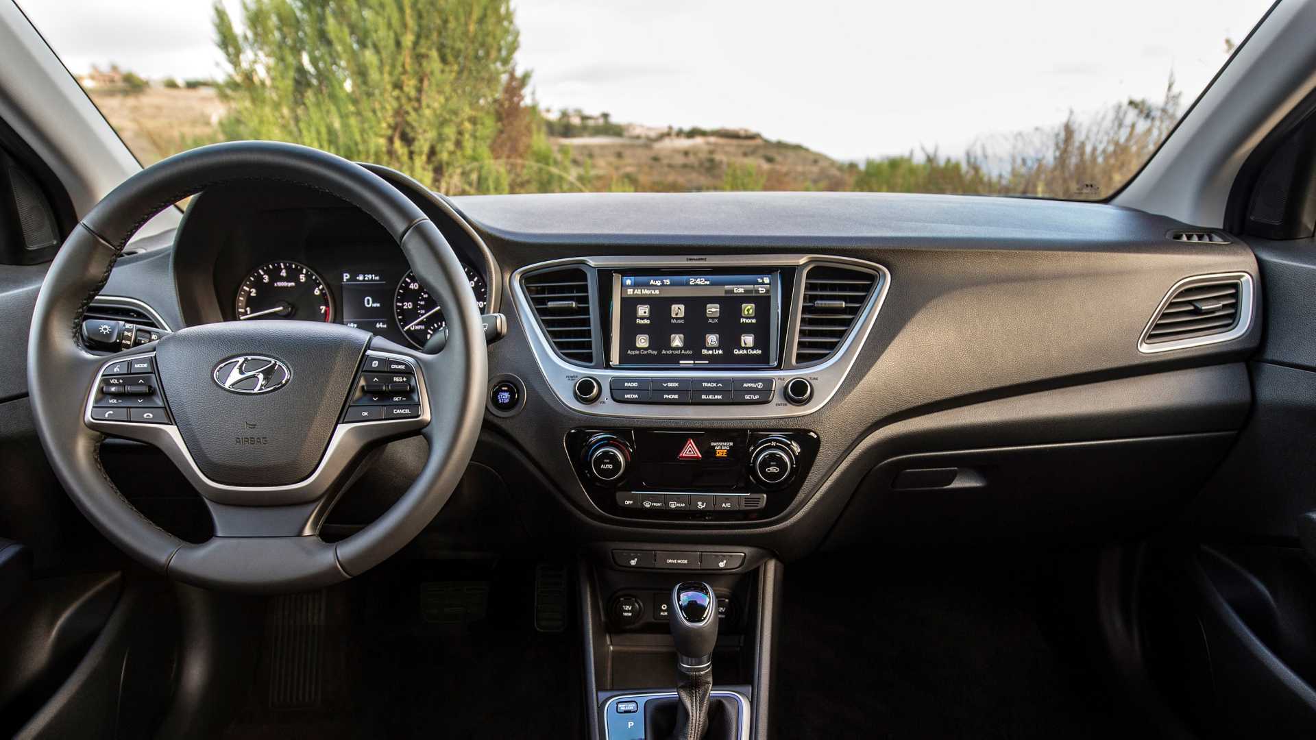 Khoang lái Hyundai Accent 2020