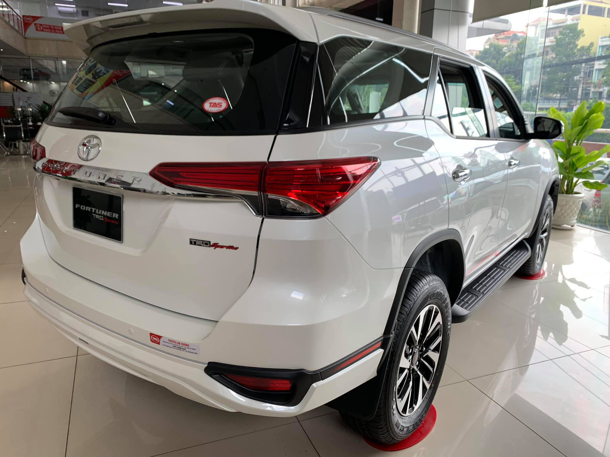 xe Toyota Fortuner TRD