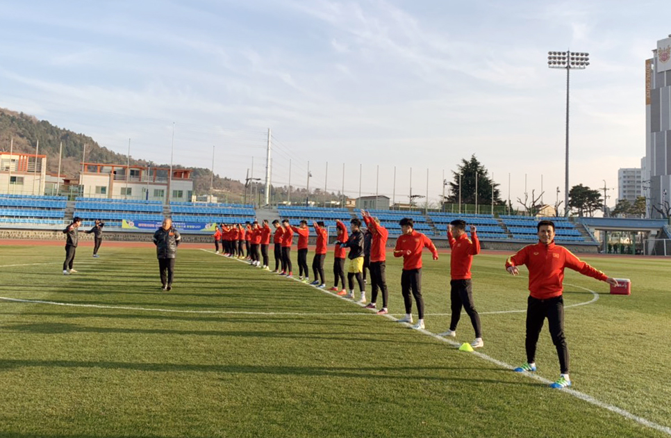 U23 Việt Nam tập luyện nhẹ nhàng trong buổi tập đầu tại Hàn Quốc. Ảnh: VFF u23 viet nam park hang seo