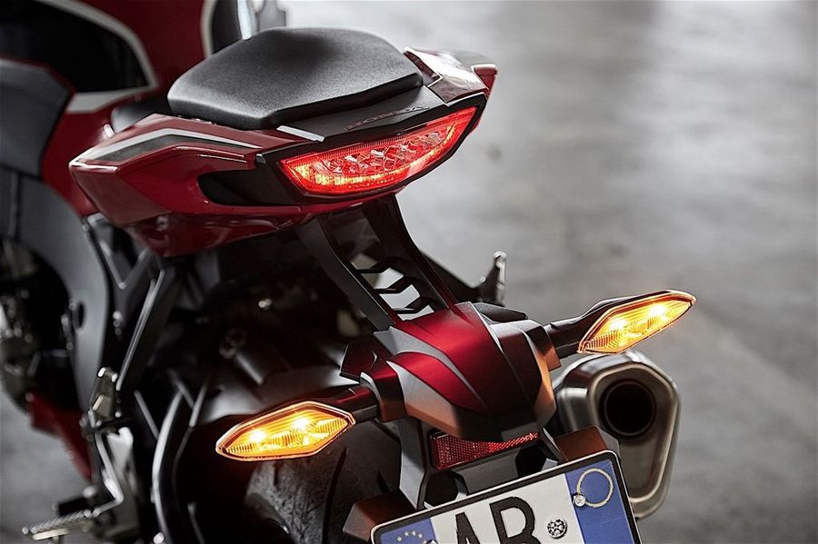 Đánh giá Honda CBR1000RR FireBlade 2018, đánh giá Honda CBR1000RR FireBlade SP 2018