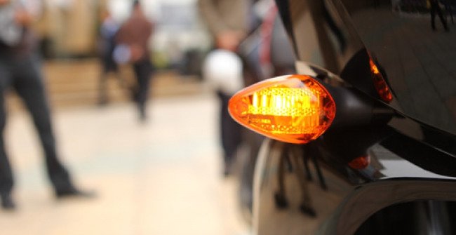 Vì sao đèn xi nhan ô tô, xe máy lại có màu vàng?