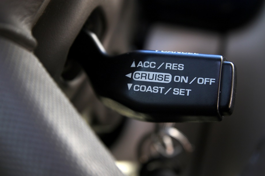 Tính năng tiện ích ô tô mà tài mới thường lãng quên, Điều khiển hành trình Cruise Control