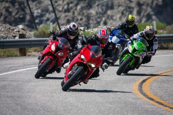 Vị trí ngồi lái xe moto đúng cách, kinh nghiệm lái xe moto