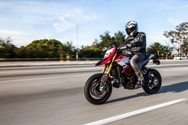 Vị trí ngồi lái xe moto đúng cách, kinh nghiệm lái xe moto