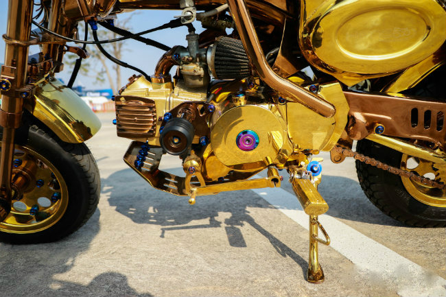 Xế khỉ Honda Monkey dát vàng siêu độc đáo