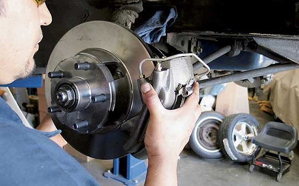 Bó phanh ô tô, Nguyên nhân và cách xử lý bó phanh ô tô