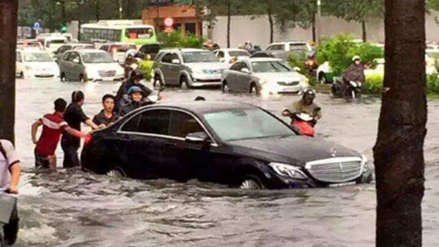 Kinh nghiệm lái xe trong mùa mưa bão, kinh nghiệm lái xe mùa mưa, thủy kích