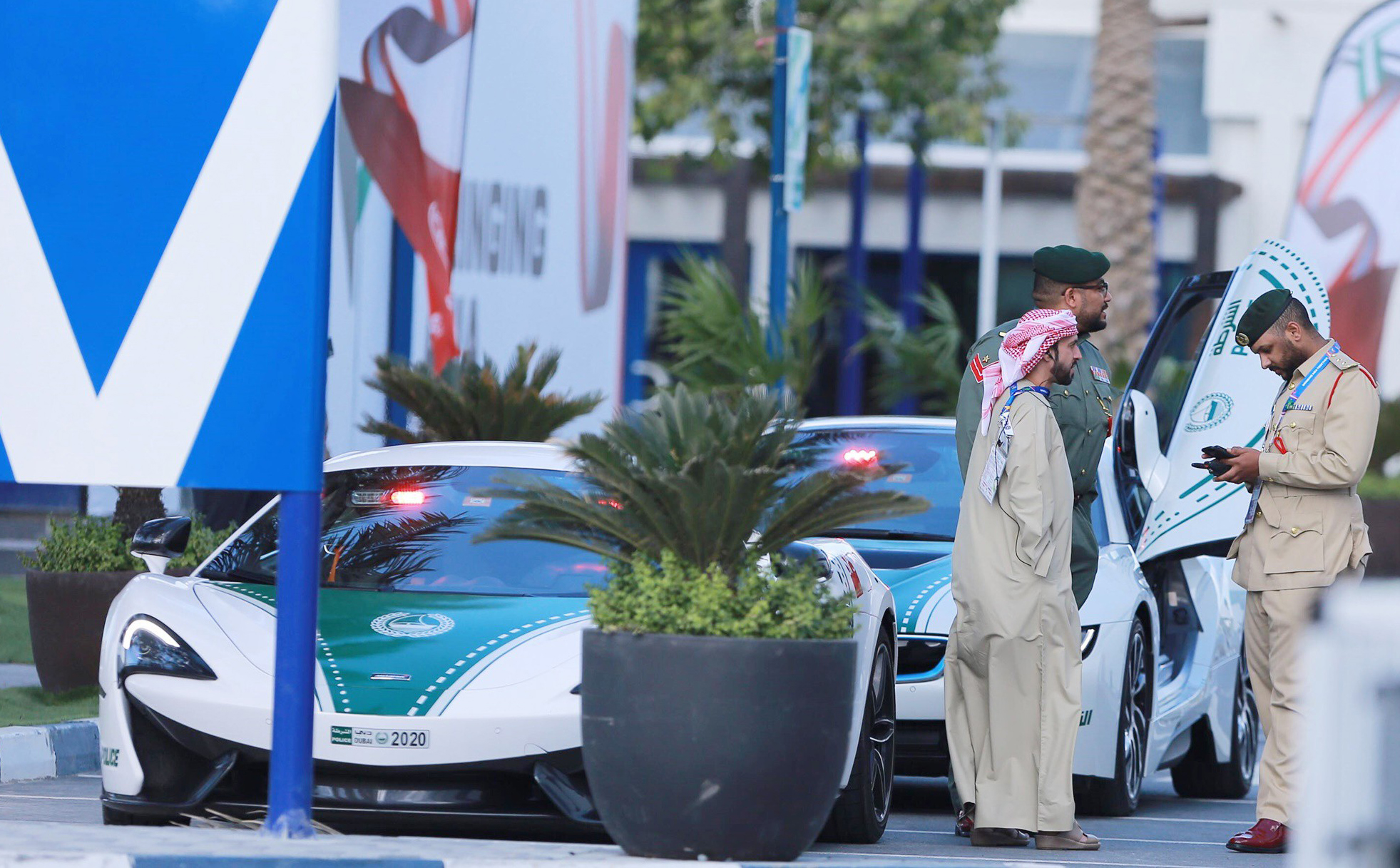 siêu xe hộ tống đội tuyển Việt Nam, đội tuyển Việt Nam, siêu xe, Asian Cup 2019, McLaren 570S, BMW i8, Aston Martin Vantage V8, Ferrari 488 GTB
