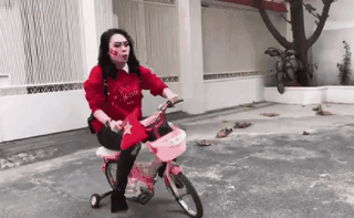 Việt Nam Nhật Bản, đội tuyển Việt Nam, Mỹ Tâm đi bão, Mỹ Tâm, ca sĩ Mỹ Tâm, đi bão, xe điện mini