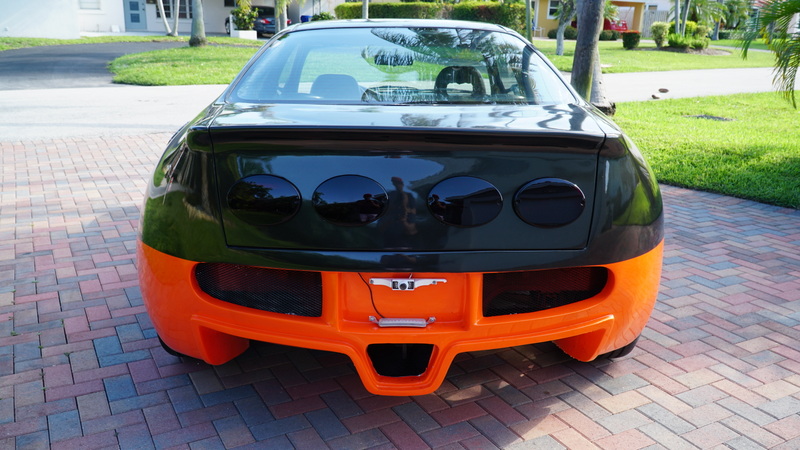 Đuôi xe Honda Civic độ Bugatti Veyron.