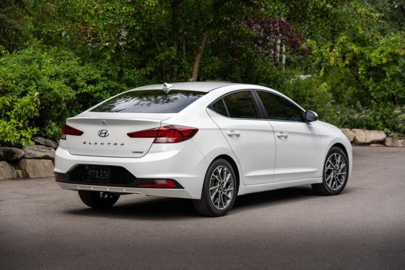 Hyundai Elantra giá từ 610 triệu đồng