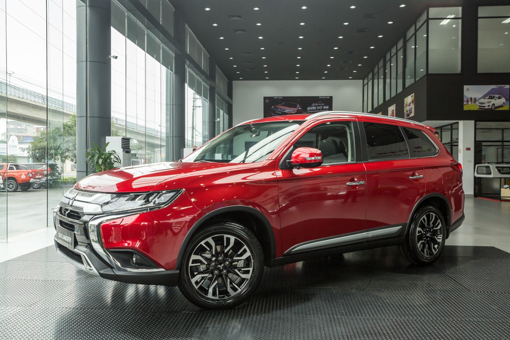 Gia xe Mitsubishi Outlander giam manh gan 200 trieu dong