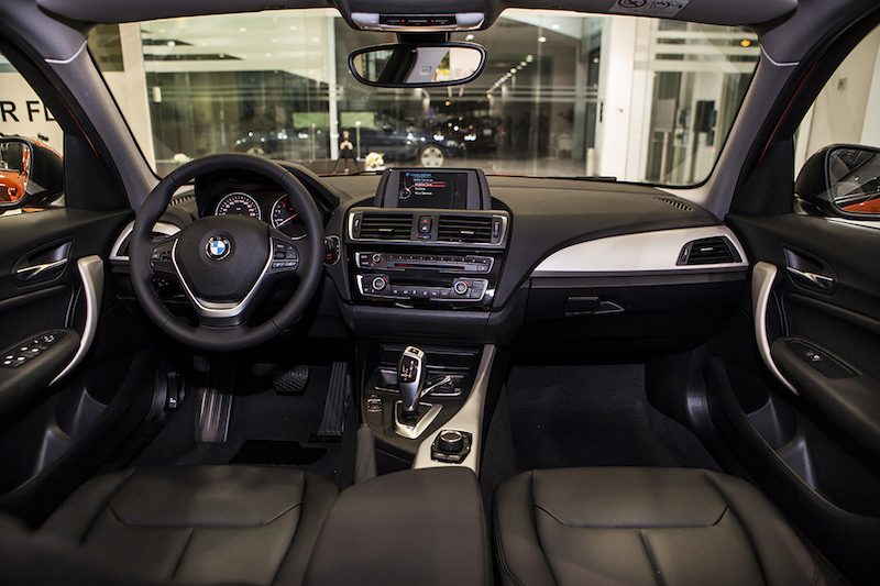 Nội thất tiện nghi và hiện đại của BMW 118i 2020.