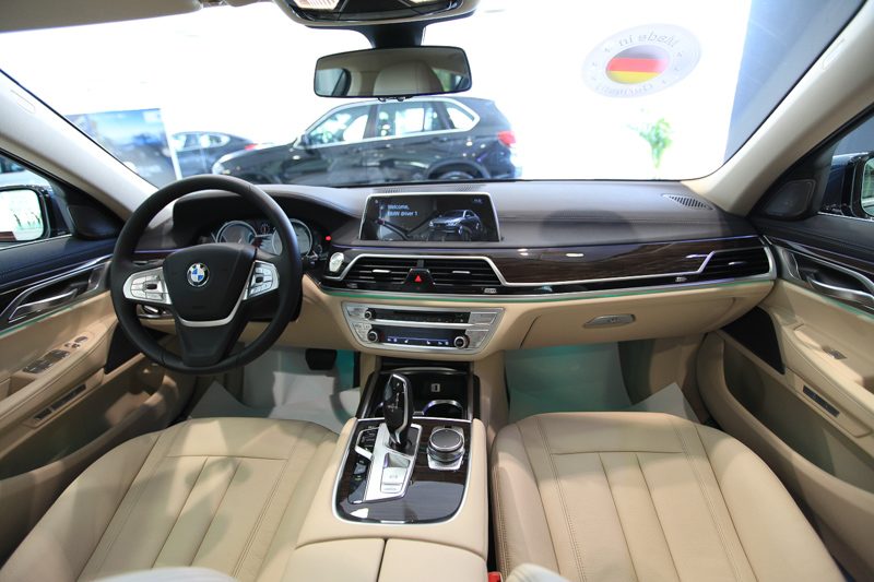 Nội thất BMW 740Li 2020.