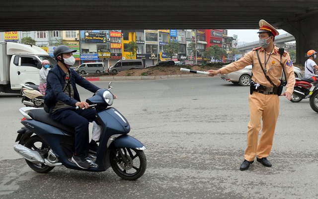 CSGT dừng xe người vi phạm