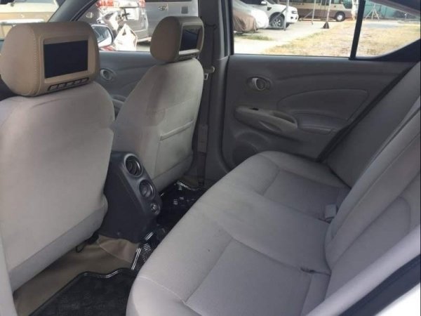 Mua Nissan Sunny cu co thuc su ngon bo re