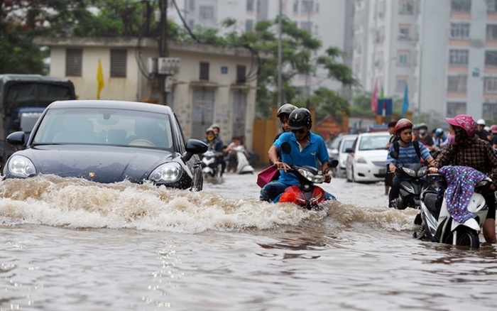 Không nên chạy gần hoặc chạy sát với những xe lớn