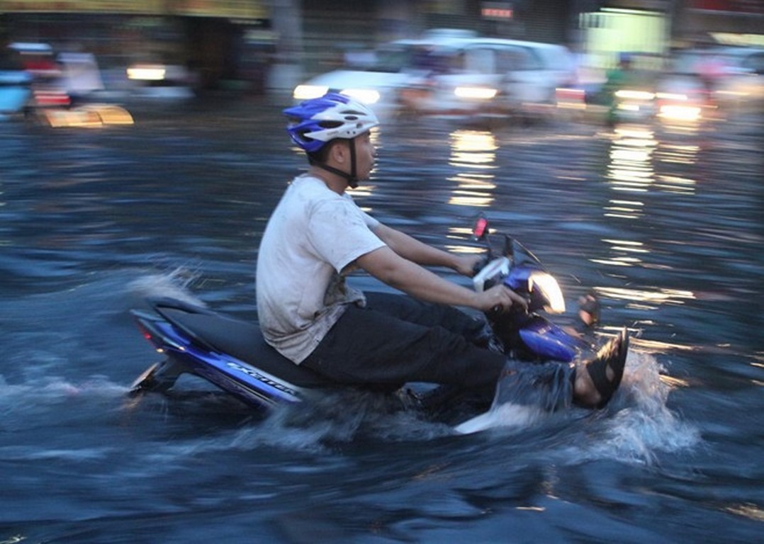 Không nên di chuyển qua vùng nước ngập cao hơn vị trí hộp lọc gió của xe