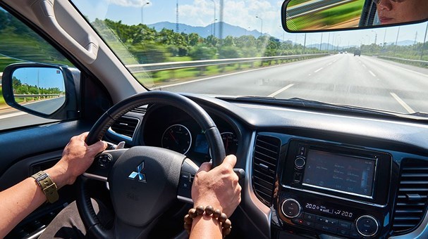 Tài xế lái xe có thể gặp nguy hiểm khi chạy xe với vạch xăng về mức E.