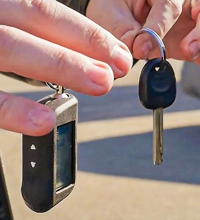 Không móc chung chìa khóa ô tô điều khiển từ xa cùng với chìa khóa của xe