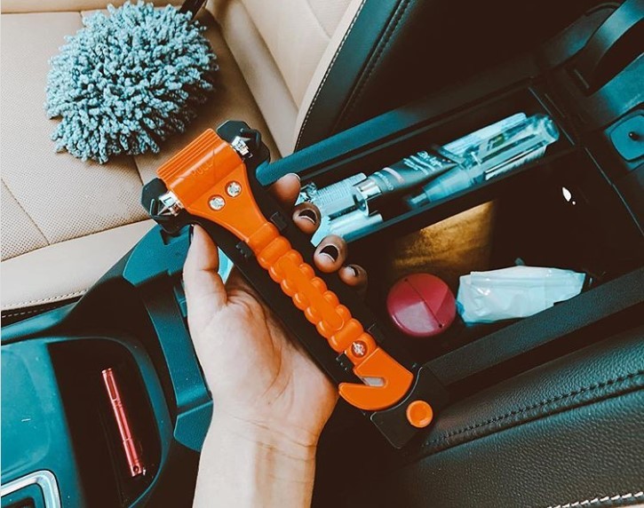 Mang theo những vật dụng cứu hộ cần thiết như máy cắt kính bên trong xe