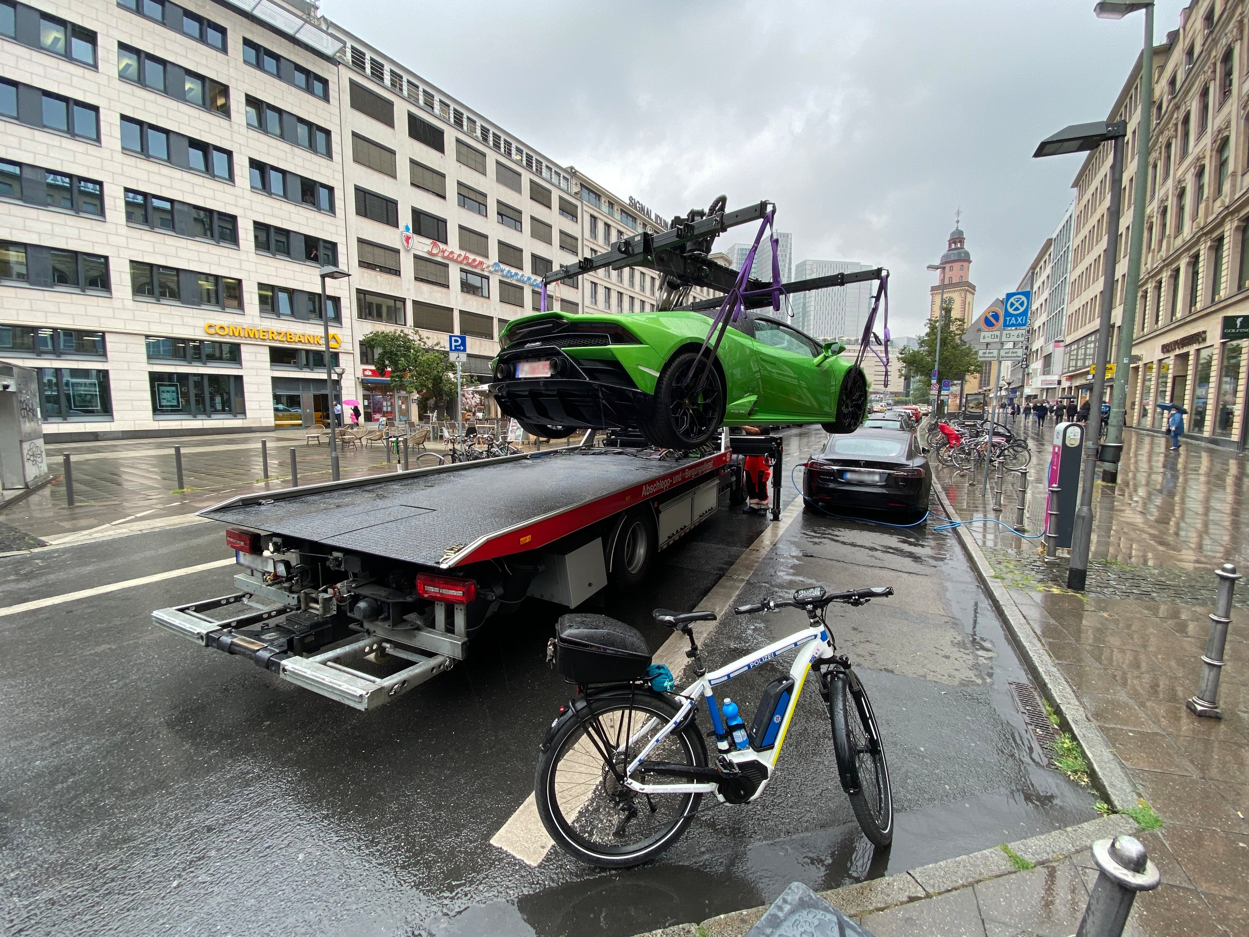 Sieu xe Lamborghini bi cau di vi tranh cho voi chiec xe dien