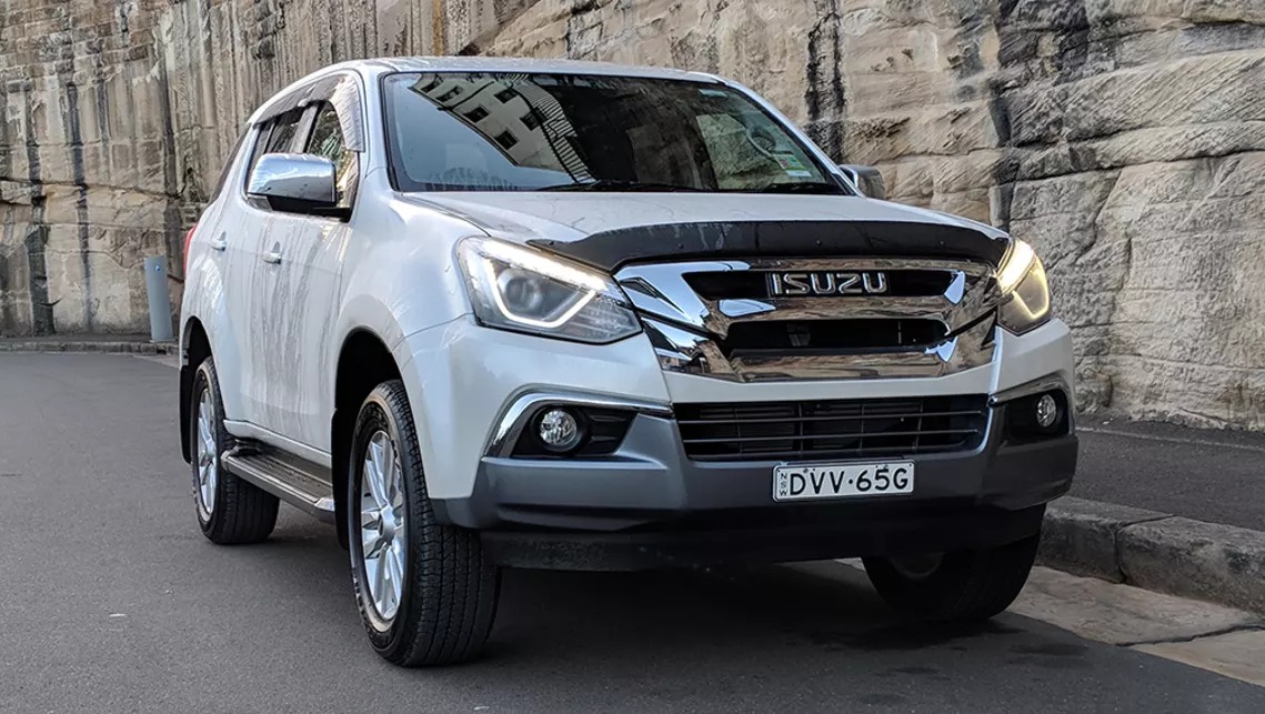 Các phiên bản Isuzu MU-X đang sở hữu mức giá hấp dẫn, cạnh tranh Toyota Fotuner, Hyundai SantaFe và Mazda CX-5