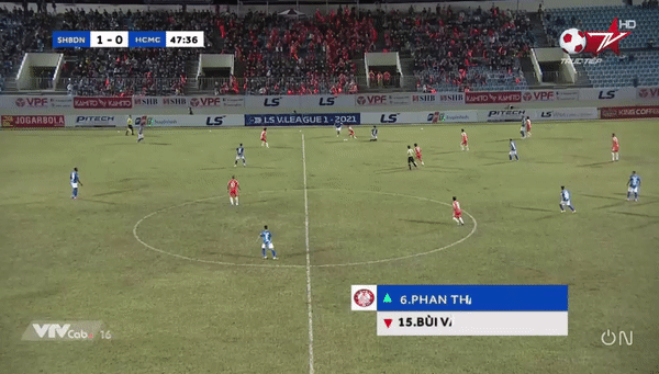 VIDEO: Tuyển thủ Việt Nam bỏ lỡ cơ hội 'sút ra ngoài còn khó hơn sút vào trong'