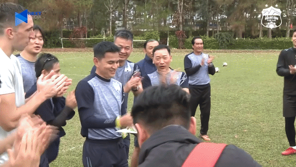VIDEO: Công Phượng bị 'đánh úp' trong ngày sinh nhật