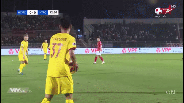 VIDEO: Tuyển thủ Việt Nam tái hiện pha bóng thương hiệu của Ronaldo