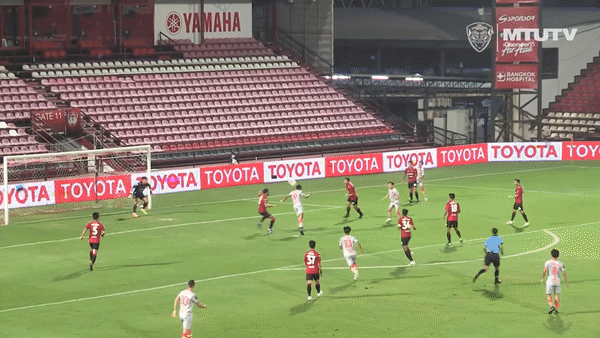 VIDEO: Rửa tay trước khi ra sân, thủ môn Muangthong United chơi như lên đồng