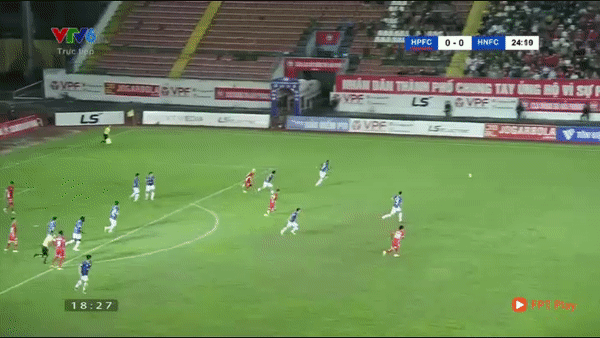 VIDEO: Quên thắp hương mùng 1, ngoại binh Hải Phòng bỏ lỡ quả penalty khó tin
