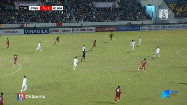 VIDEO: 'Cơn lốc biên trái' khiến thầy Park nguôi ngoai nỗi nhớ Văn Hậu