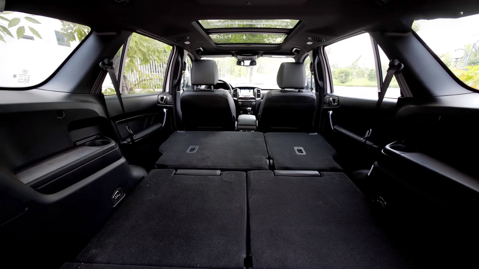Khoang chứa đồ rộng rãi nhất phân khúc của Ford Everest