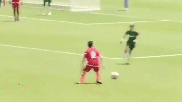 VIDEO: Gareth Bale nhí rê bóng từ đầu sân đến cuối sân ghi bàn