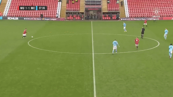 VIDEO: Tân binh MU chạy chỗ như Ronaldo, xé lưới Man City