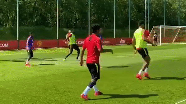 VIDEO: Rashford 'bẻ lái' khiến đồng đội đứng hình trên sân