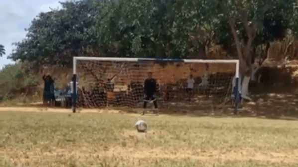 VIDEO: Cầu thủ tạo dáng 'cầu diễn' và cú sút penalty quỹ đạo 'siêu dị'