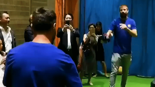 VIDEO: Ngỡ ngàng kỹ năng chơi bóng rổ cực đỉnh của Messi